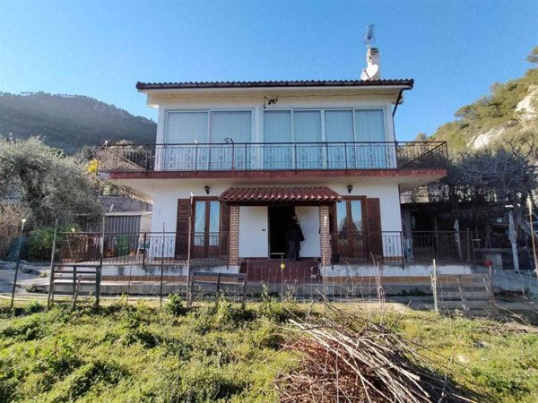casa indipendente in vendita a Ventimiglia in zona Latte