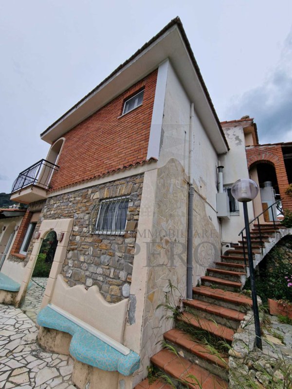 casa indipendente in vendita a Ventimiglia in zona Seglia / San Bernardo