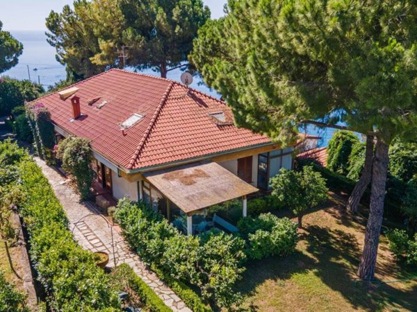 casa indipendente in vendita a Ventimiglia in zona Latte