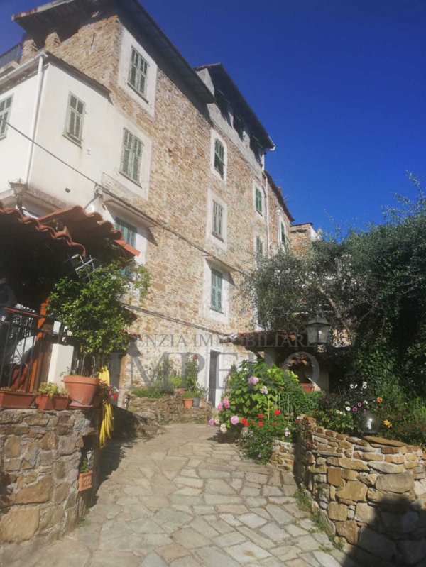 casa semindipendente in vendita a Ventimiglia in zona Verrandi