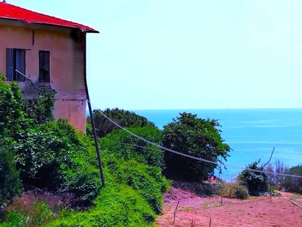 casa indipendente in vendita a Ventimiglia in zona Latte