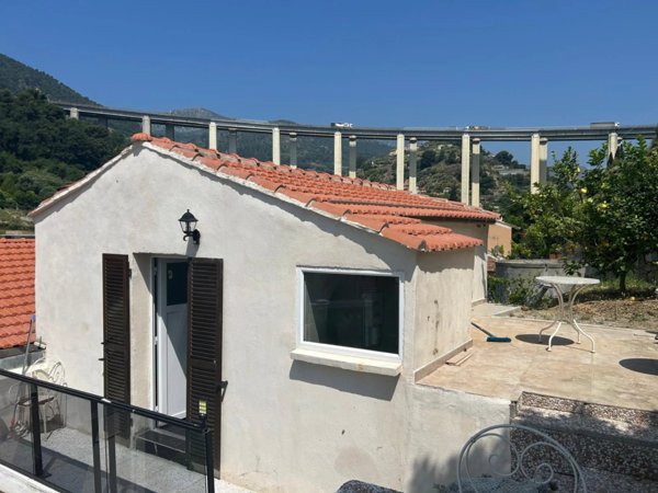 casa indipendente in vendita a Ventimiglia in zona Latte
