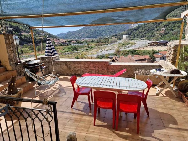 casa indipendente in vendita a Ventimiglia in zona Varase