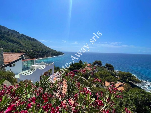 casa indipendente in vendita a Ventimiglia in zona Grimaldi