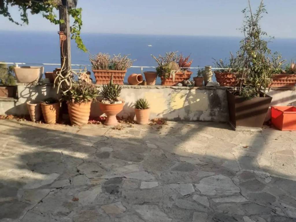 casa indipendente in vendita a Ventimiglia in zona Mortola Inferiore
