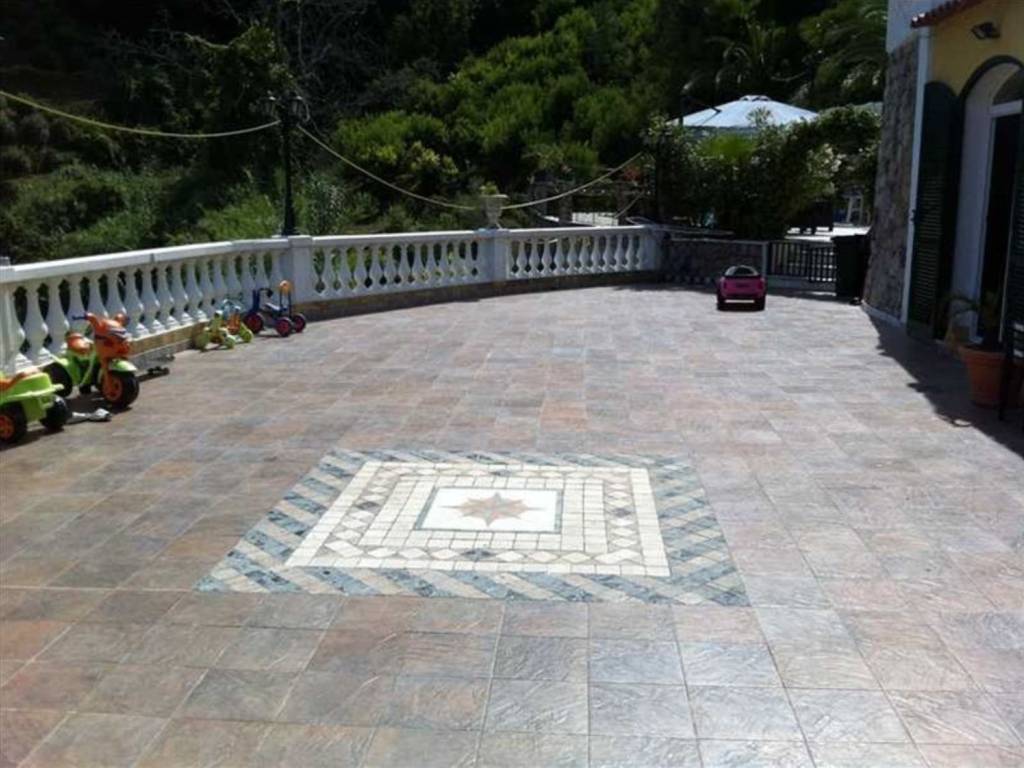 casa indipendente in vendita a Ventimiglia in zona Latte