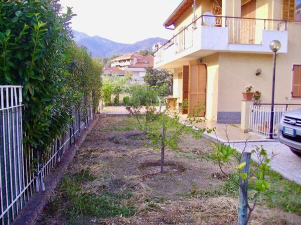 casa indipendente in vendita a Ventimiglia in zona Porra