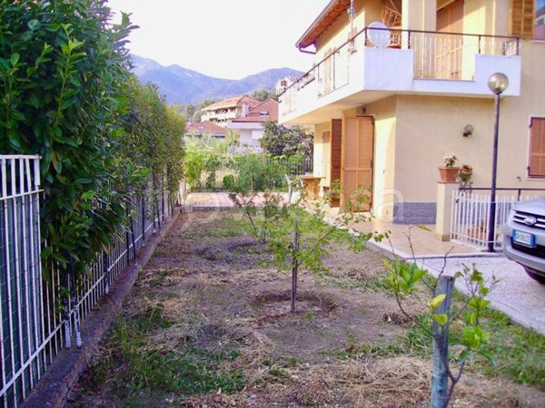 casa indipendente in vendita a Ventimiglia in zona Porra