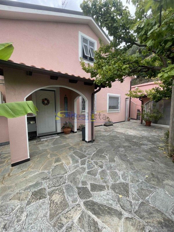 casa indipendente in vendita a Ventimiglia in zona Porra
