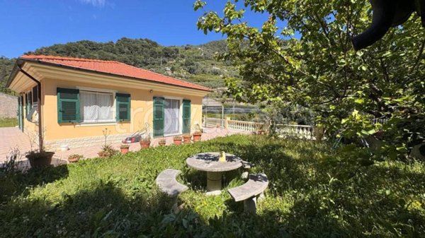 casa indipendente in vendita a Ventimiglia in zona Latte