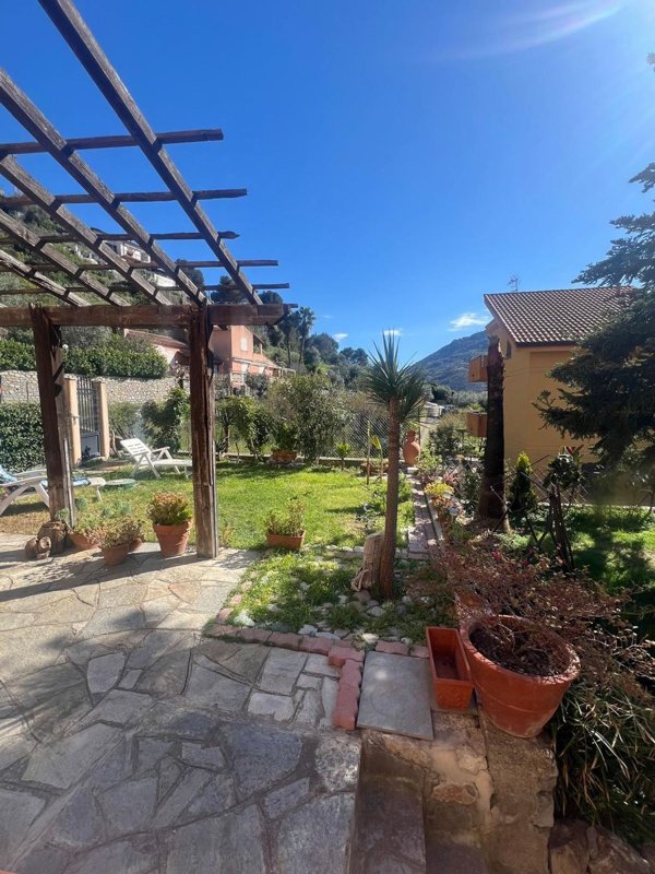 casa indipendente in vendita a Ventimiglia in zona Porra
