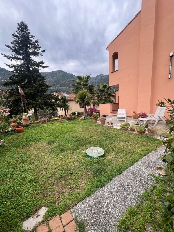 casa indipendente in vendita a Ventimiglia