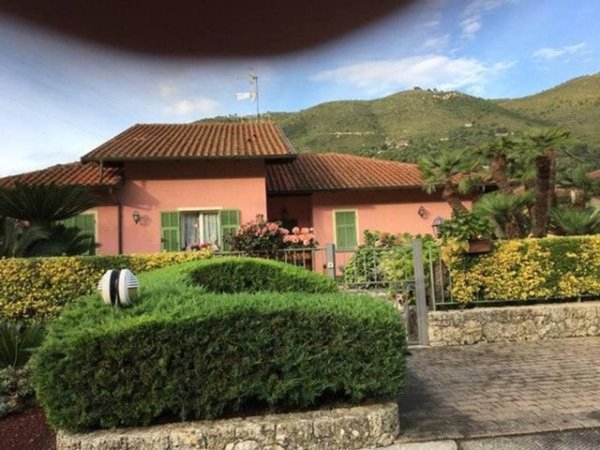 casa indipendente in vendita a Ventimiglia in zona Porra