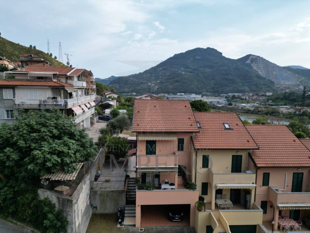 casa indipendente in vendita a Ventimiglia in zona Porra