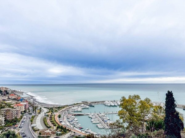 casa indipendente in vendita a Ventimiglia in zona Latte