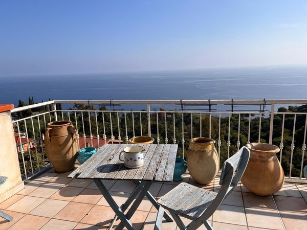 casa indipendente in vendita a Ventimiglia in zona Mortola Inferiore