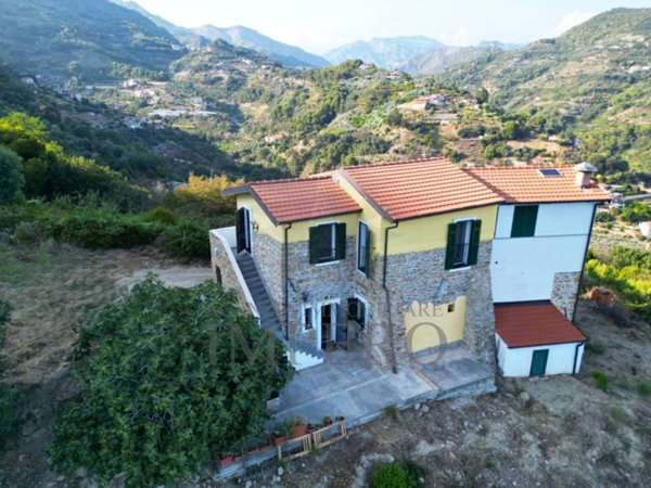 casa indipendente in vendita a Ventimiglia in zona Latte
