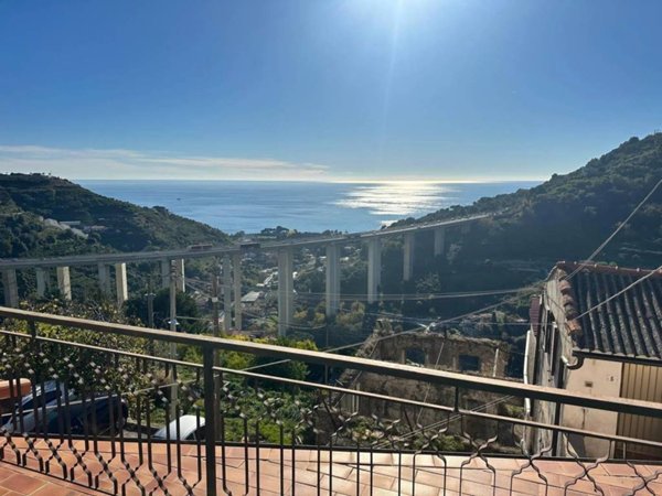 casa indipendente in vendita a Ventimiglia in zona Latte