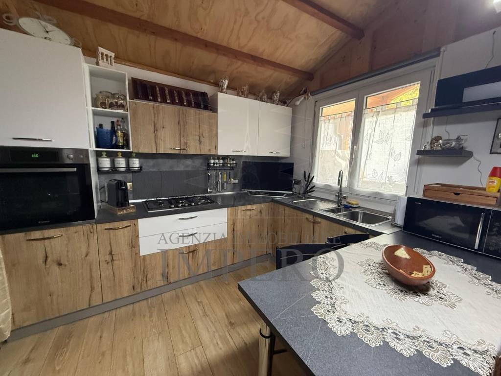 casa indipendente in vendita a Ventimiglia in zona Latte