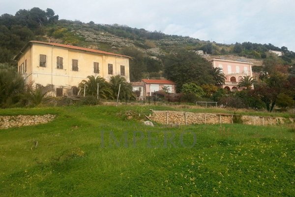 casa indipendente in vendita a Ventimiglia in zona Latte