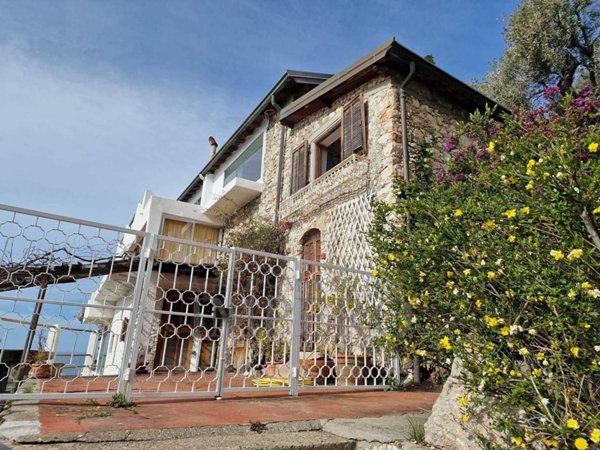 casa indipendente in vendita a Ventimiglia in zona Grimaldi