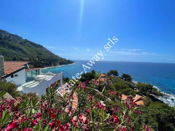 casa indipendente in vendita a Ventimiglia in zona Grimaldi