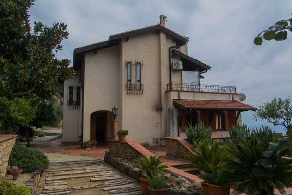 casa indipendente in vendita a Ventimiglia