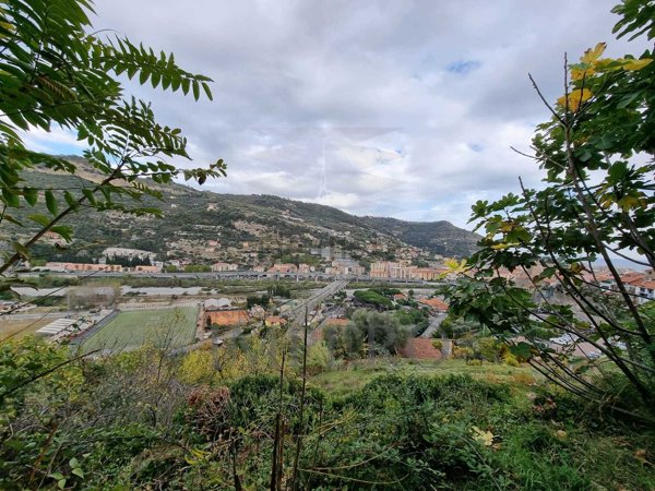 locale di sgombero in vendita a Ventimiglia in zona Latte