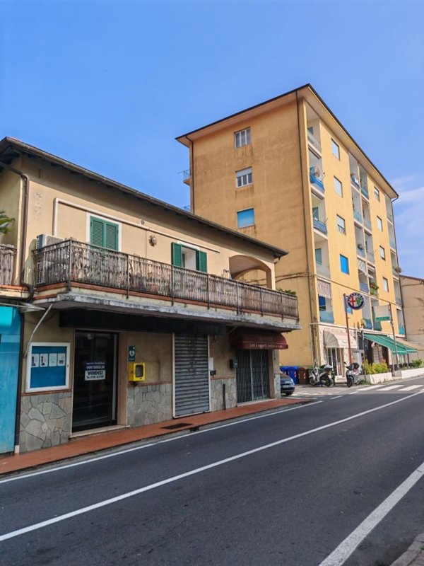 locale commerciale in vendita a Ventimiglia in zona Latte