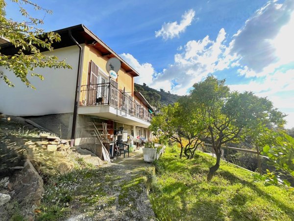 casa indipendente in vendita a Ventimiglia in zona Porra