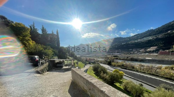 casa indipendente in vendita a Ventimiglia in zona Porra