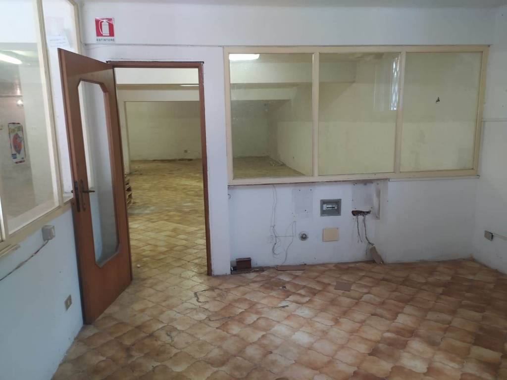 locale commerciale in vendita a Ventimiglia in zona Trucco