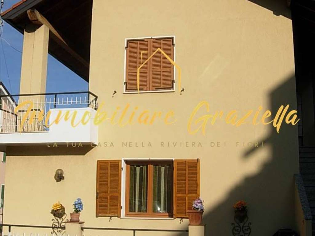 casa indipendente in vendita a Ventimiglia in zona Porra