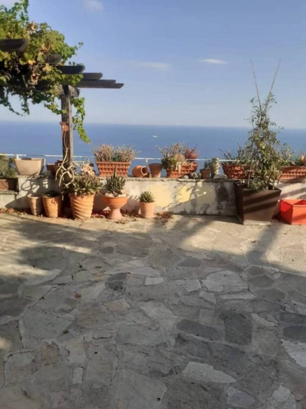 casa indipendente in vendita a Ventimiglia in zona Latte