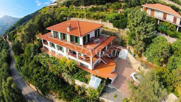 casa indipendente in vendita a Ventimiglia