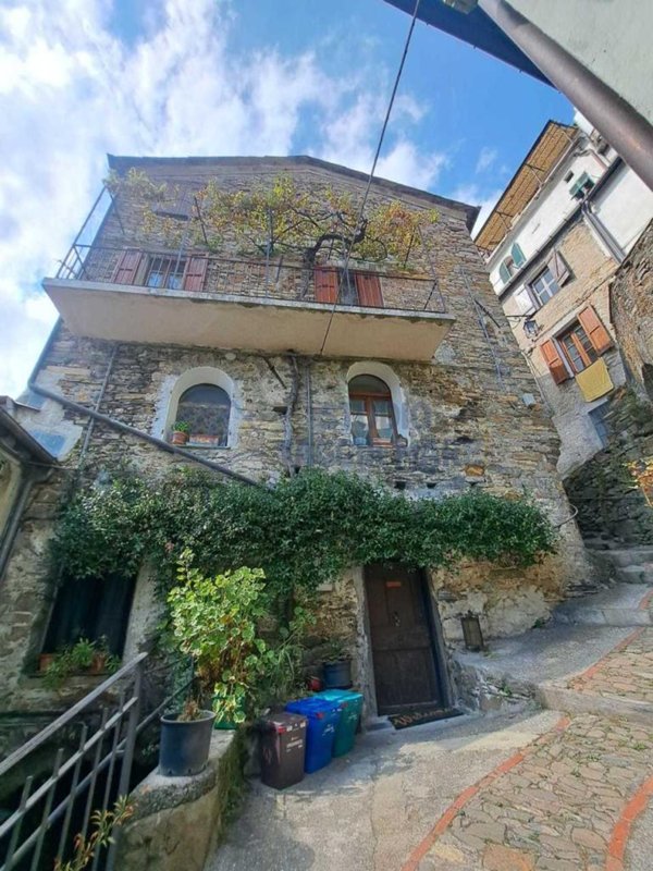 casa indipendente in vendita a Montalto Carpasio