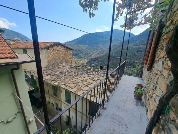 casa indipendente in vendita a Montalto Carpasio