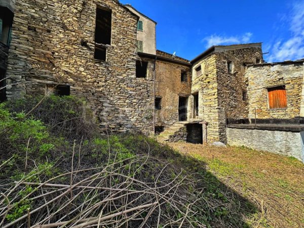 casa indipendente in vendita a Montalto Carpasio