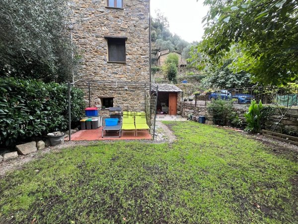 casa indipendente in vendita a Montalto Carpasio