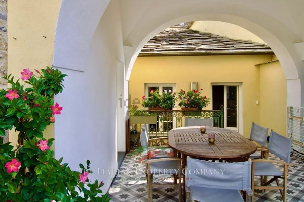 pentavano in vendita a Montalto Carpasio in zona Costa