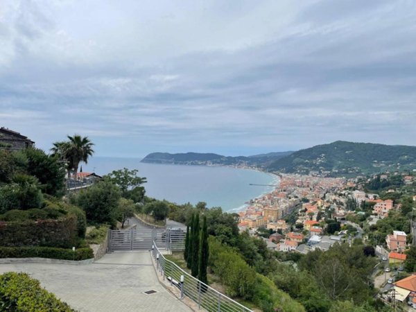 casa indipendente in vendita ad Alassio