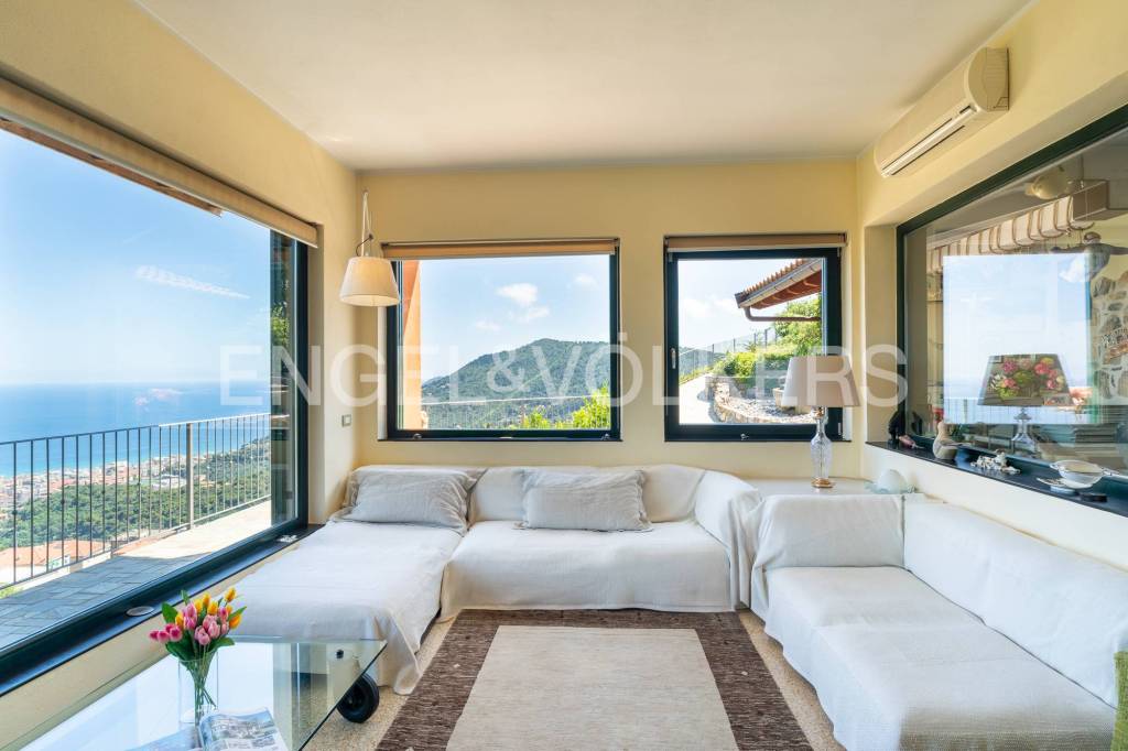 casa indipendente in vendita ad Alassio in zona Moglio