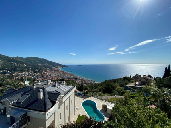 casa indipendente in vendita ad Alassio