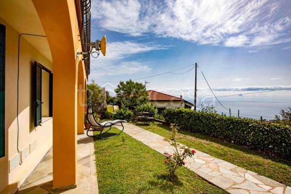 appartamento in vendita ad Alassio in zona Moglio