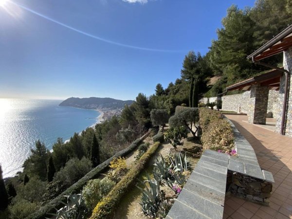 casa indipendente in vendita ad Alassio