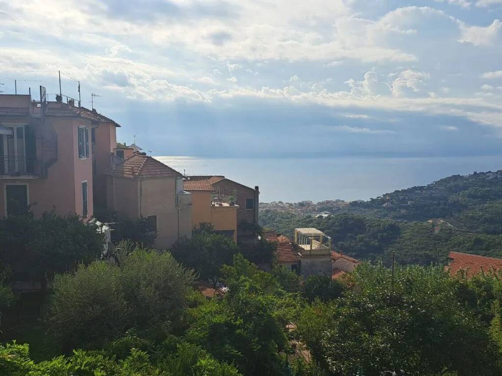 appartamento in vendita ad Alassio in zona Moglio