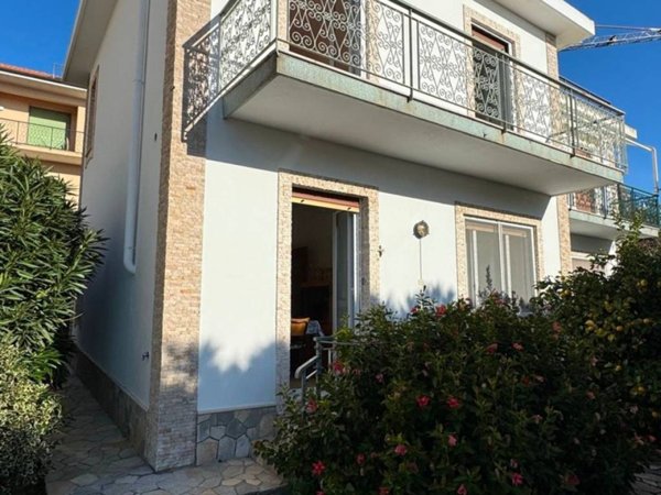 casa indipendente in vendita ad Alassio in zona Moglio