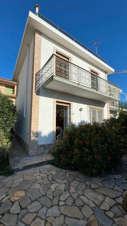 casa indipendente in vendita ad Alassio in zona Moglio