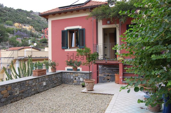 casa indipendente in vendita ad Alassio