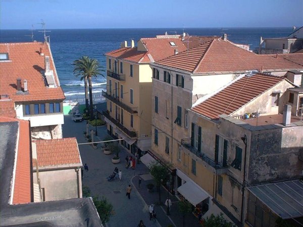 negozio in vendita ad Alassio